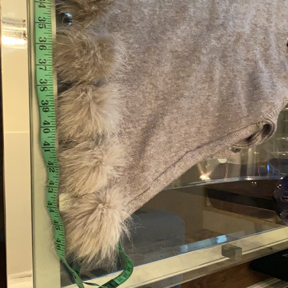 Grey cashmere/faux fur cape. - Picture 9 of 10
